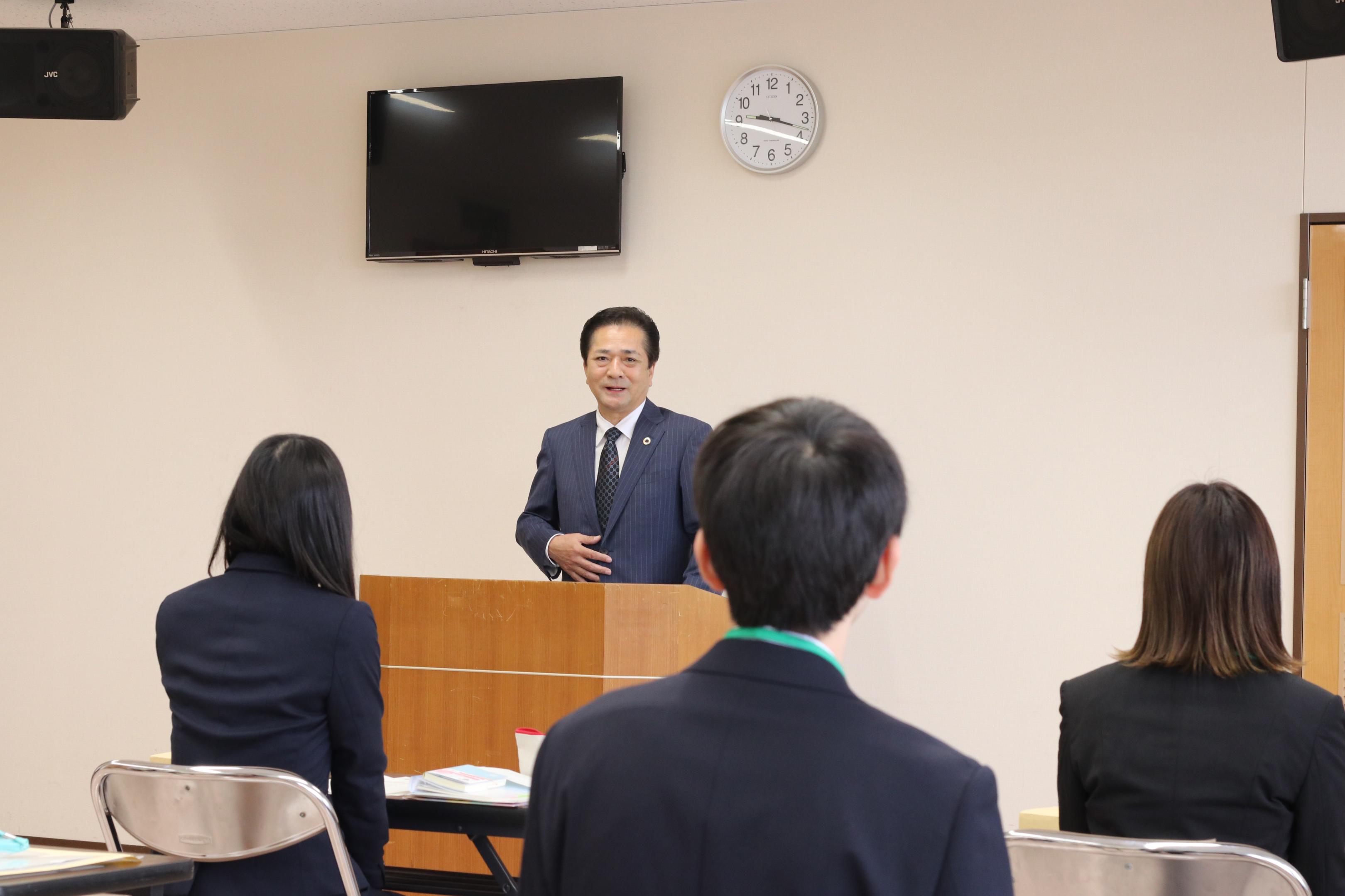 新規採用職員に訓示する市長 新規採用職員に訓示する市長