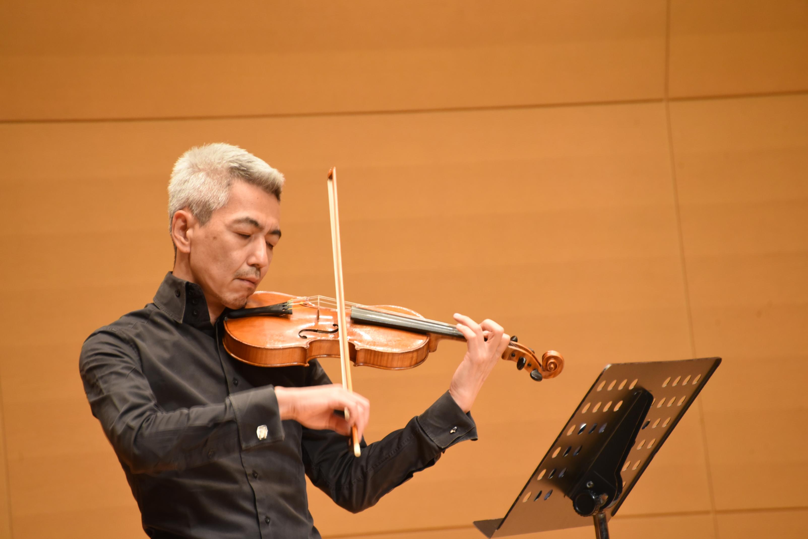 ヴァイオリンを弾く様子