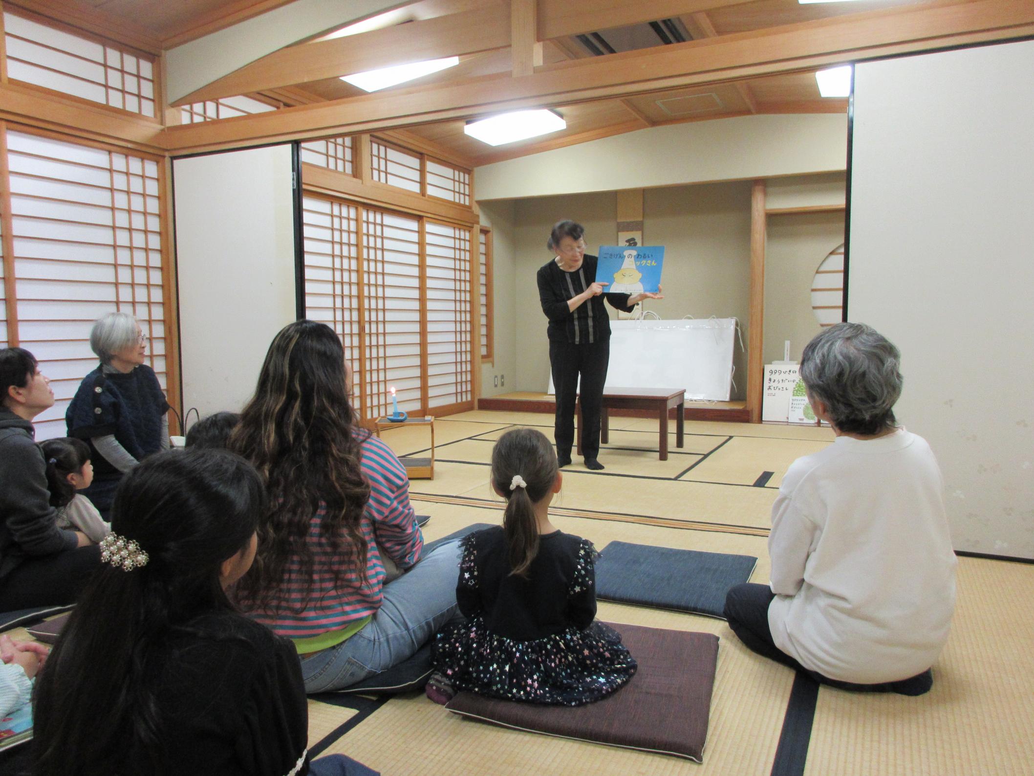 紙芝居を読み聞かせる様子