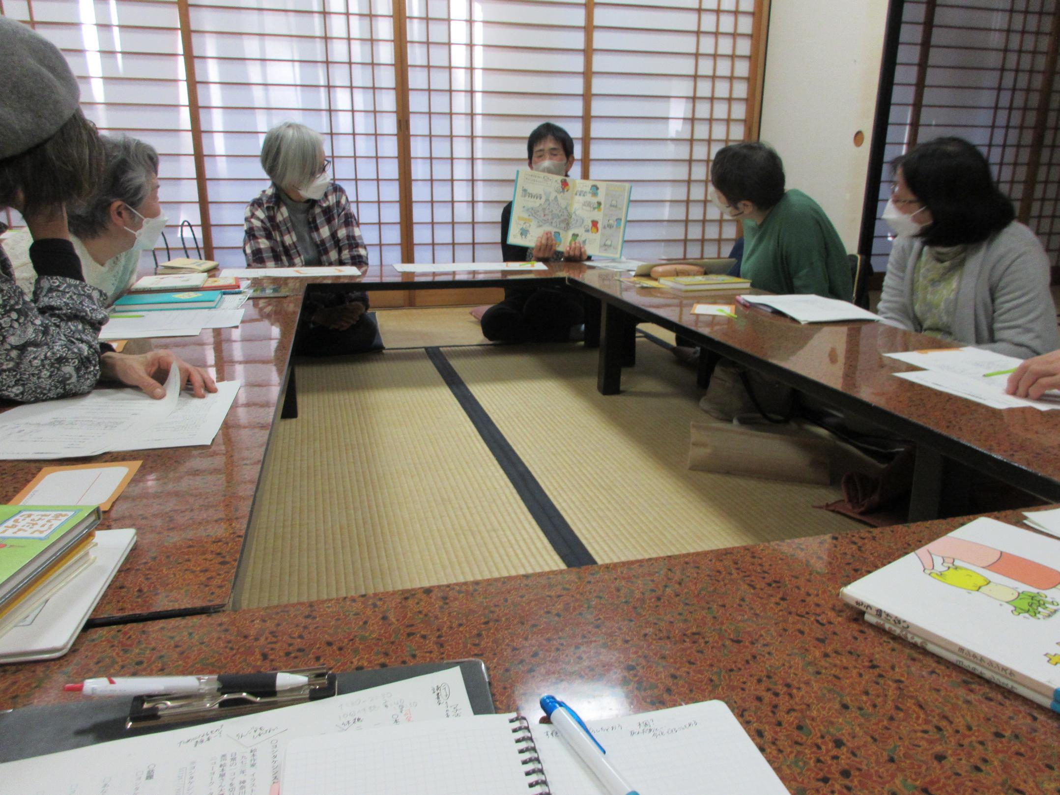 絵本の好きなところについて語る様子