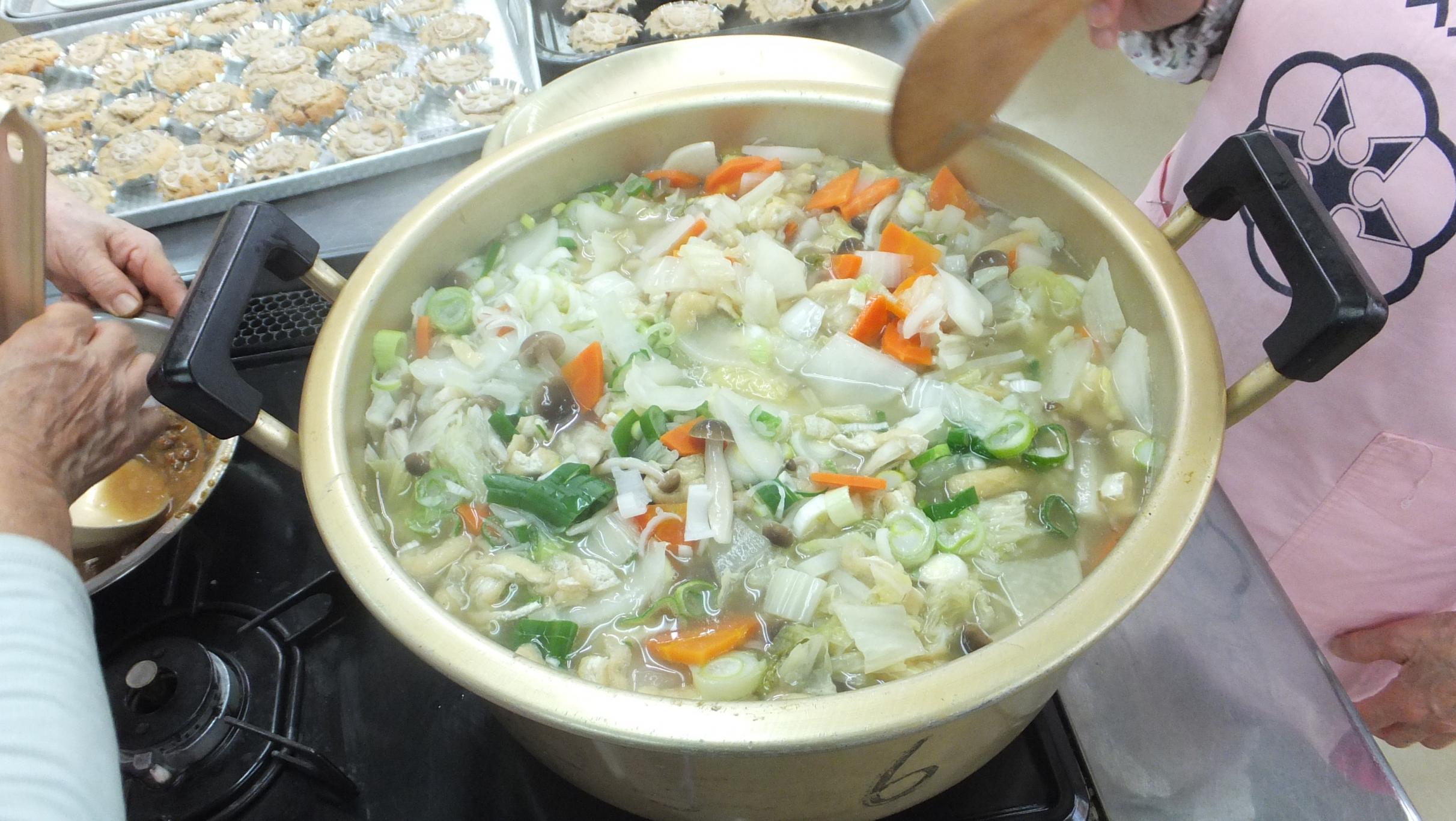 試食作りの様子、具だくさんみそ汁、れんこんケーキ