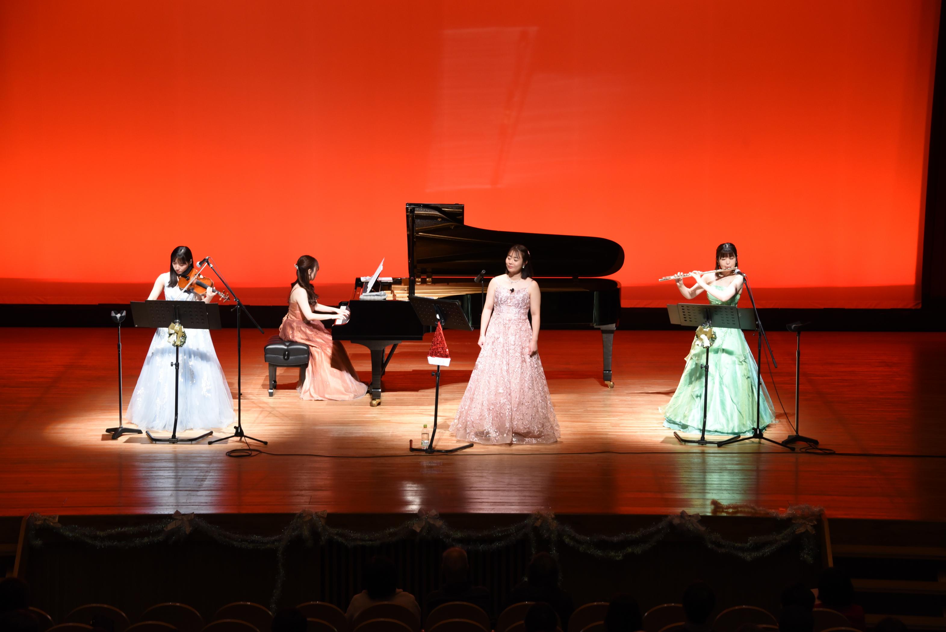 コンサートで演奏している様子 コンサートで演奏している様子