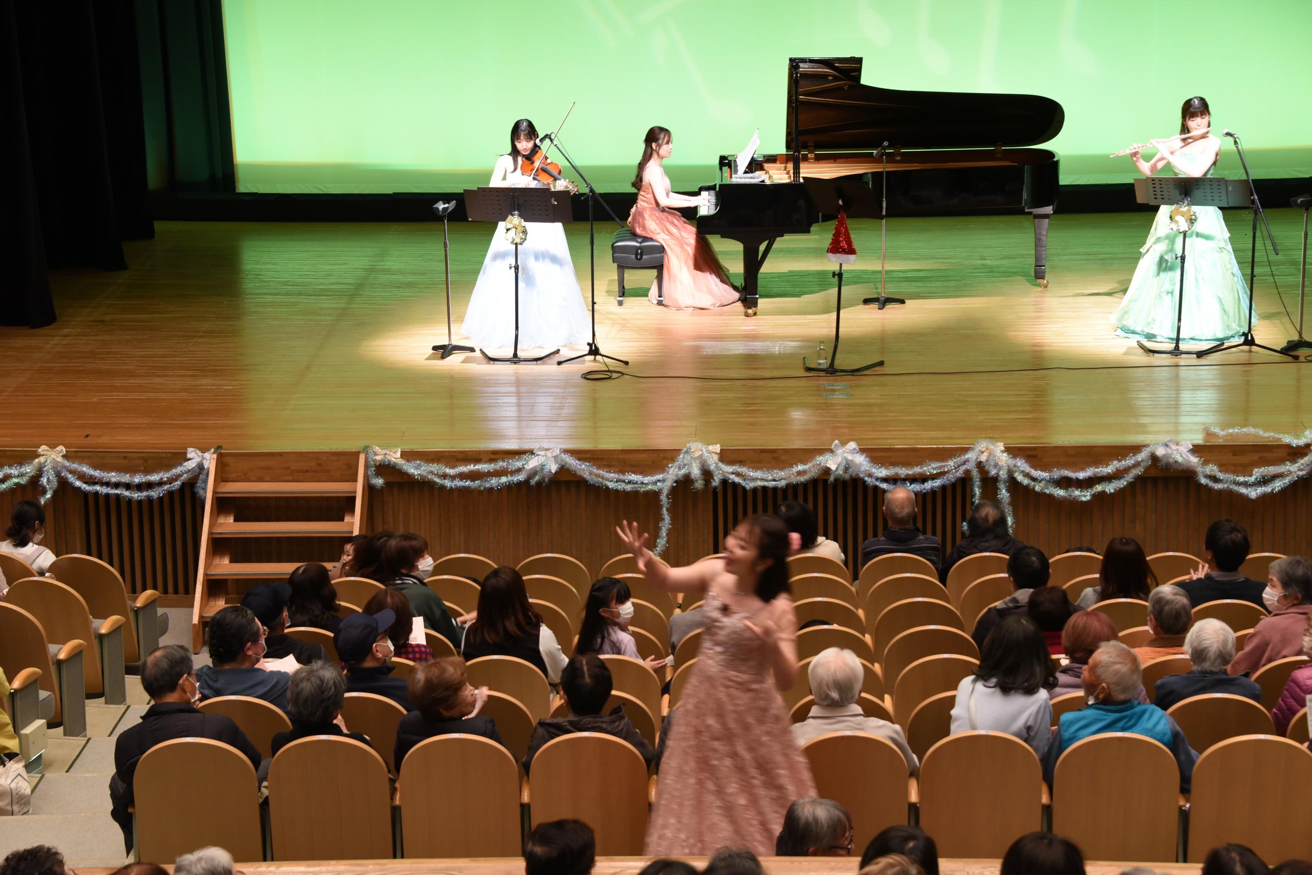 舞台から出演者が下りて歌っている様子 舞台から出演者が下りて歌っている様子