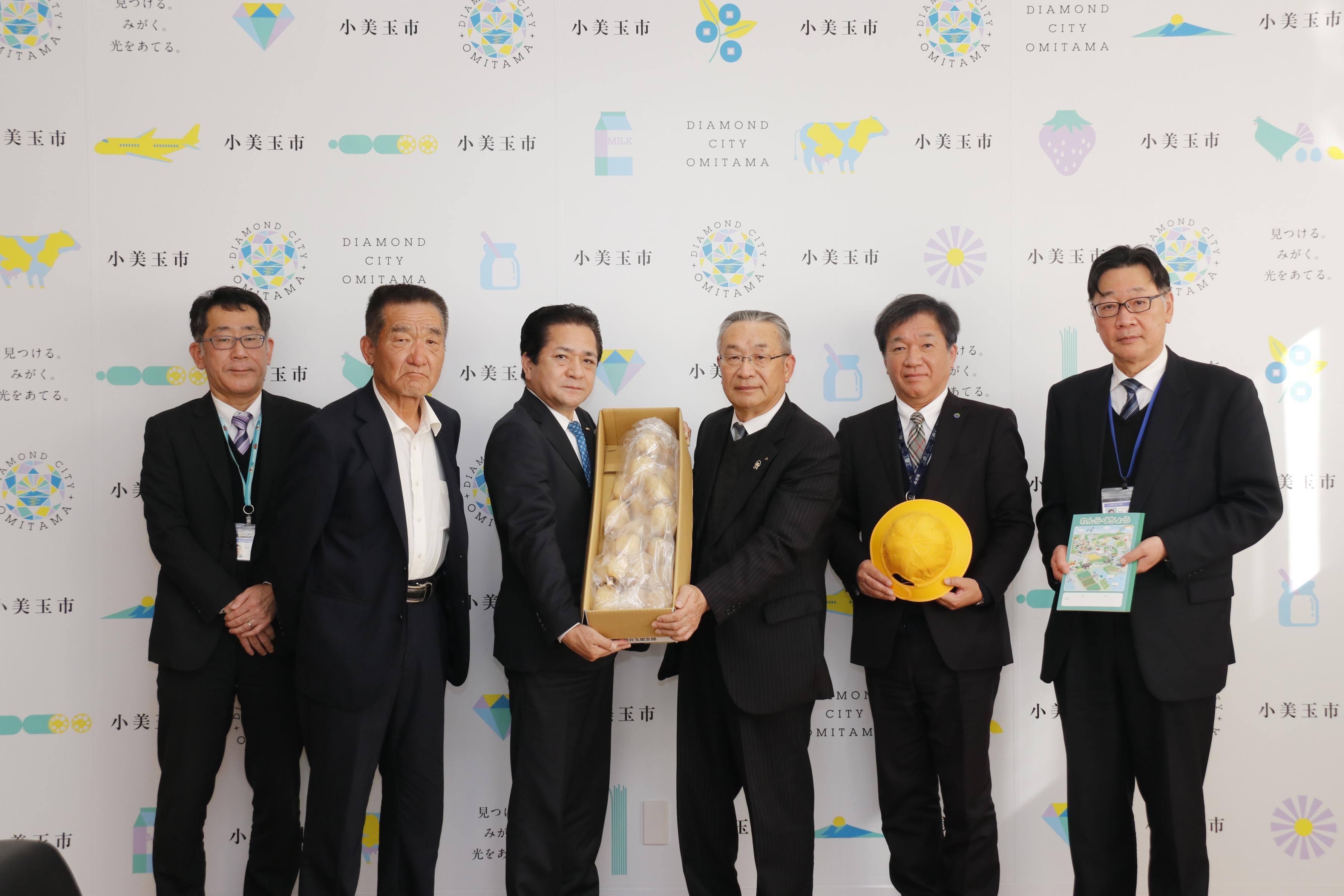 新ひたち野農業組合様から小美玉市の新入学児童への帽子の寄贈式