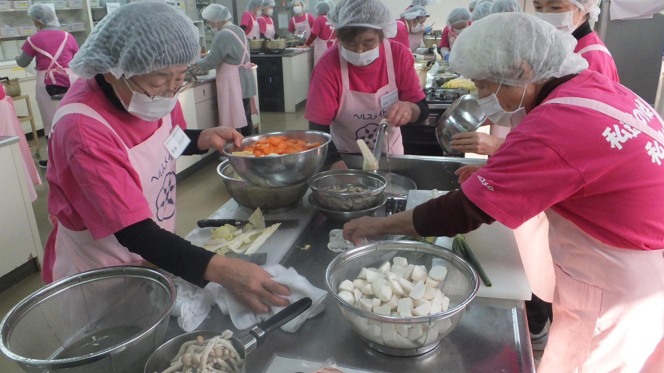 具だくさん味噌汁を作っている様子