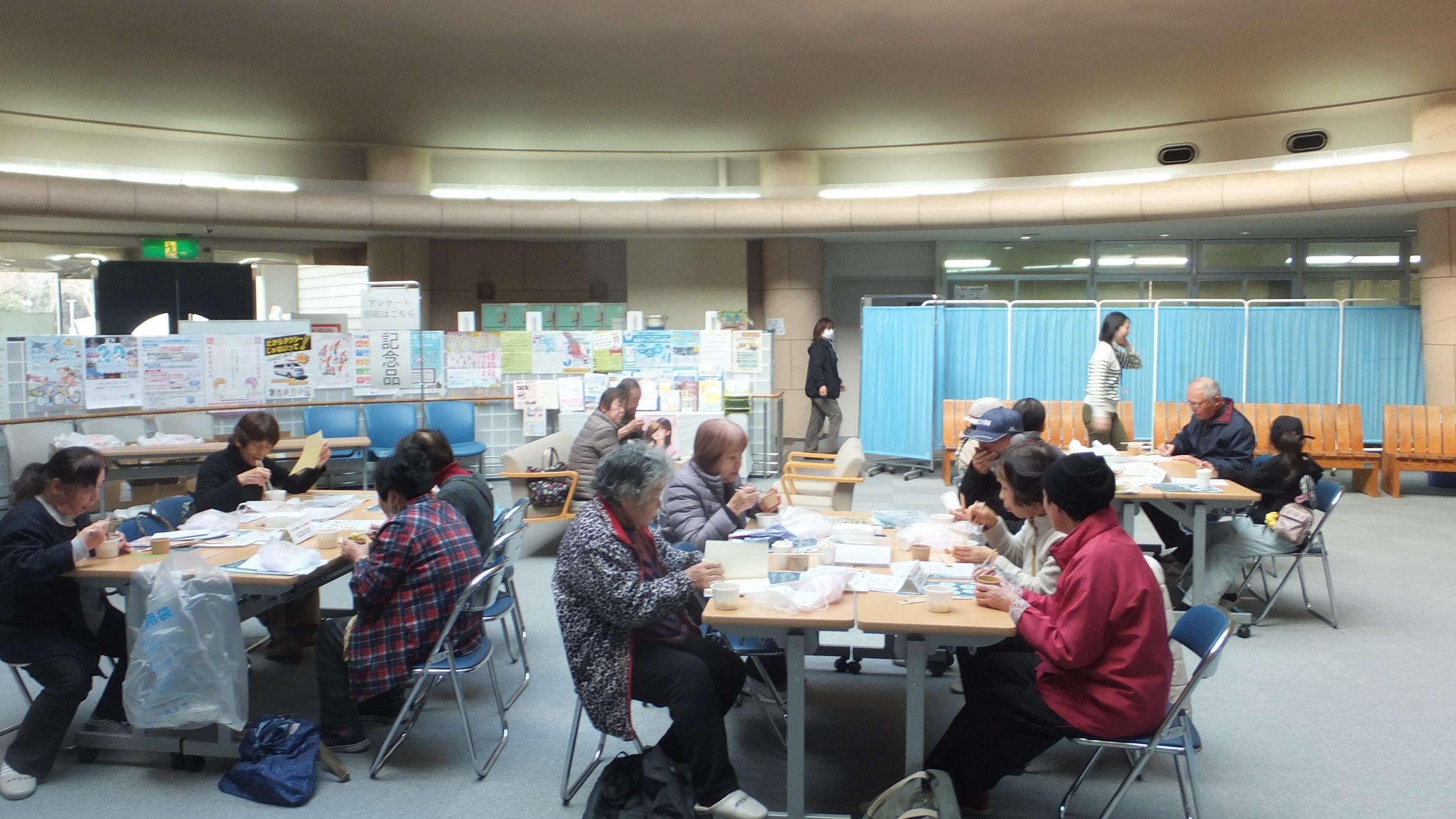 試食している様子