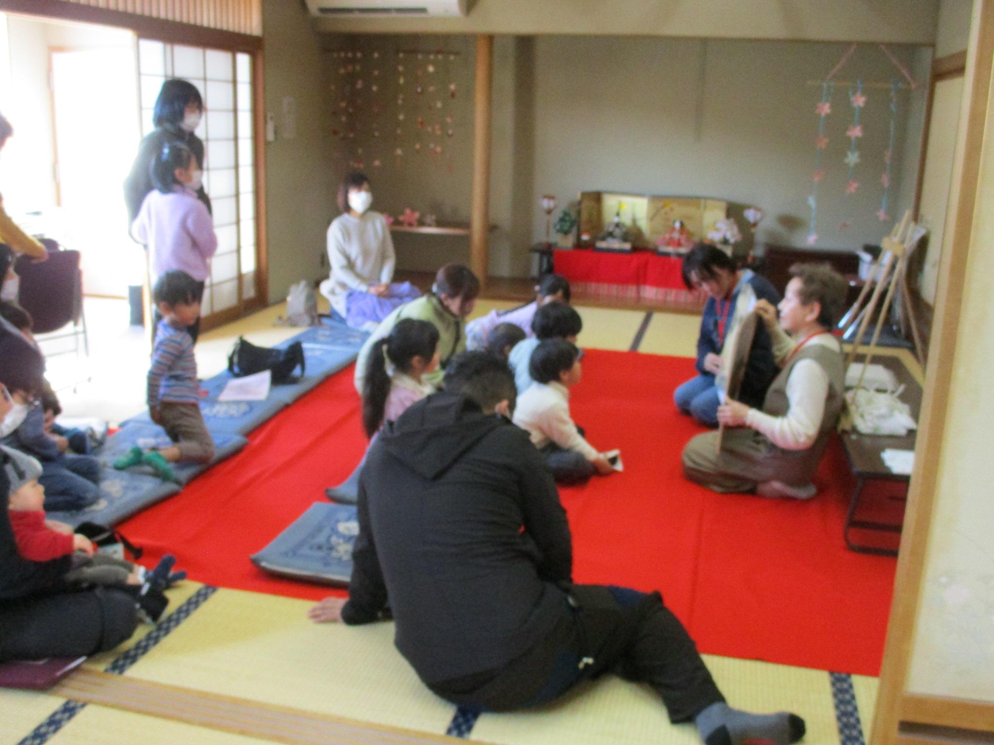 昨年のひなまつりおはなし会の様子 昨年のひなまつりおはなし会の様子