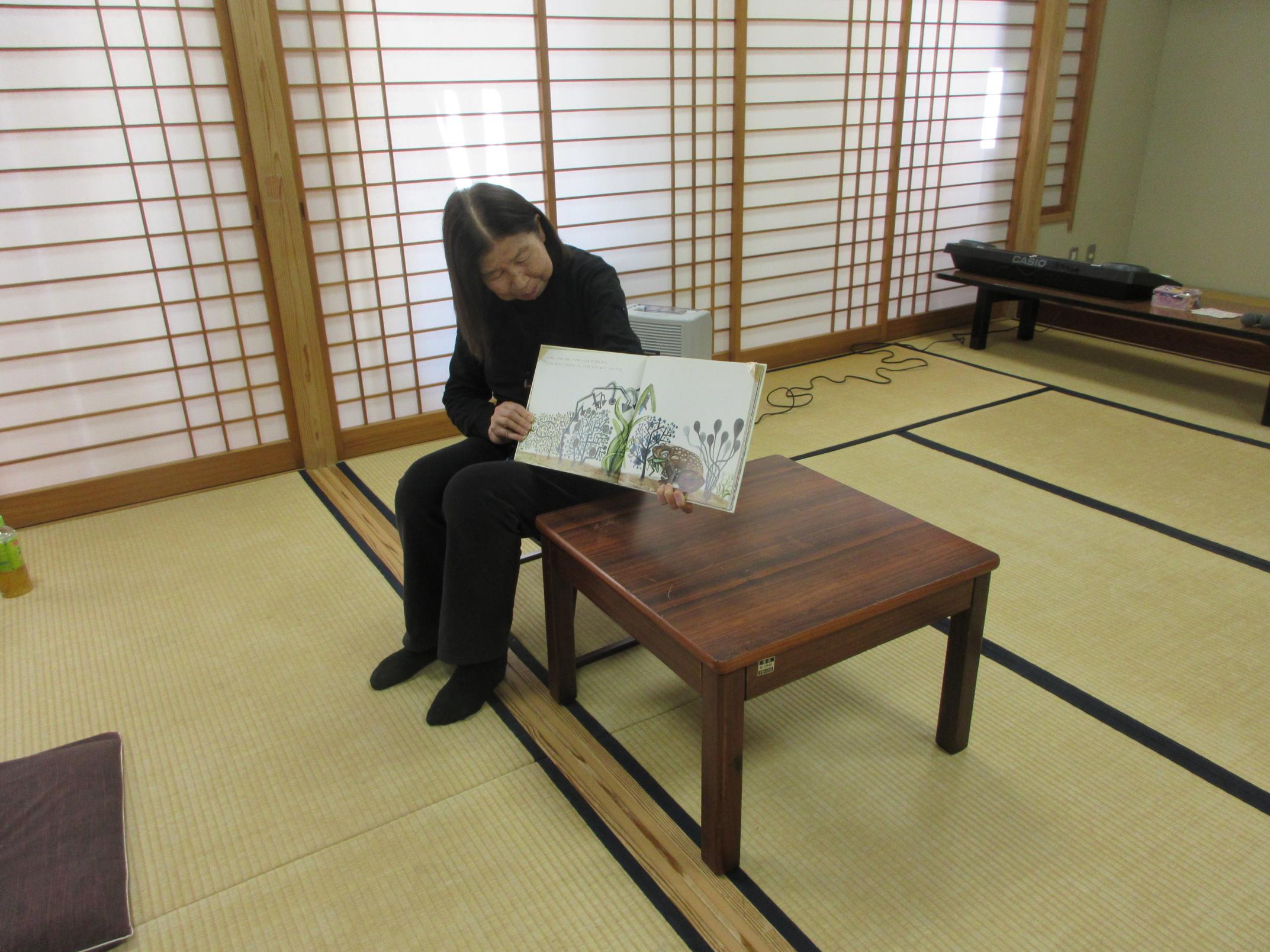 初めて絵本を読み聞かせする様子