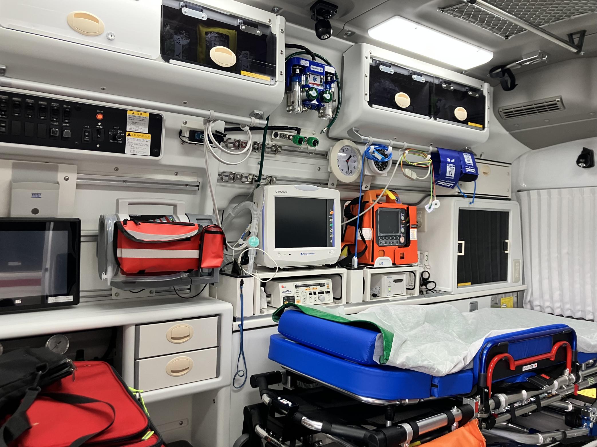 小川救急車内 小川救急車内