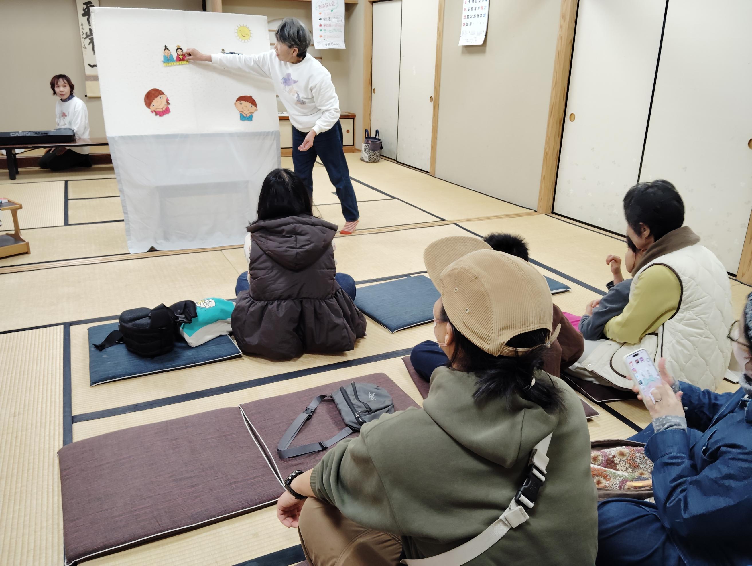 パネルシアターを楽しむ様子 パネルシアターを楽しむ様子