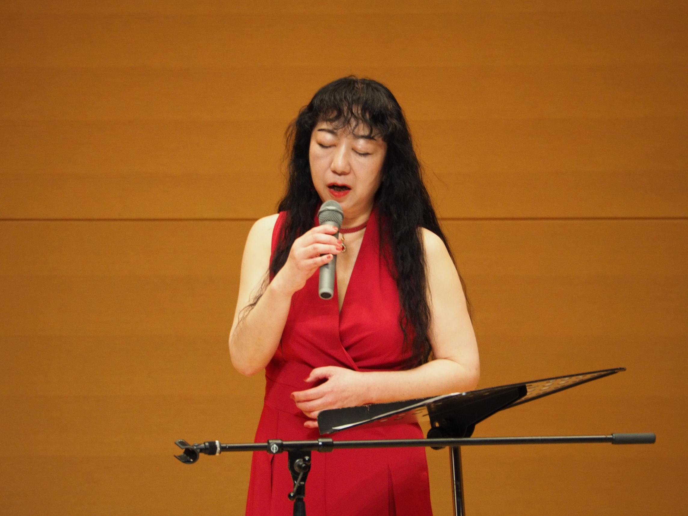 タンゴを歌う様子