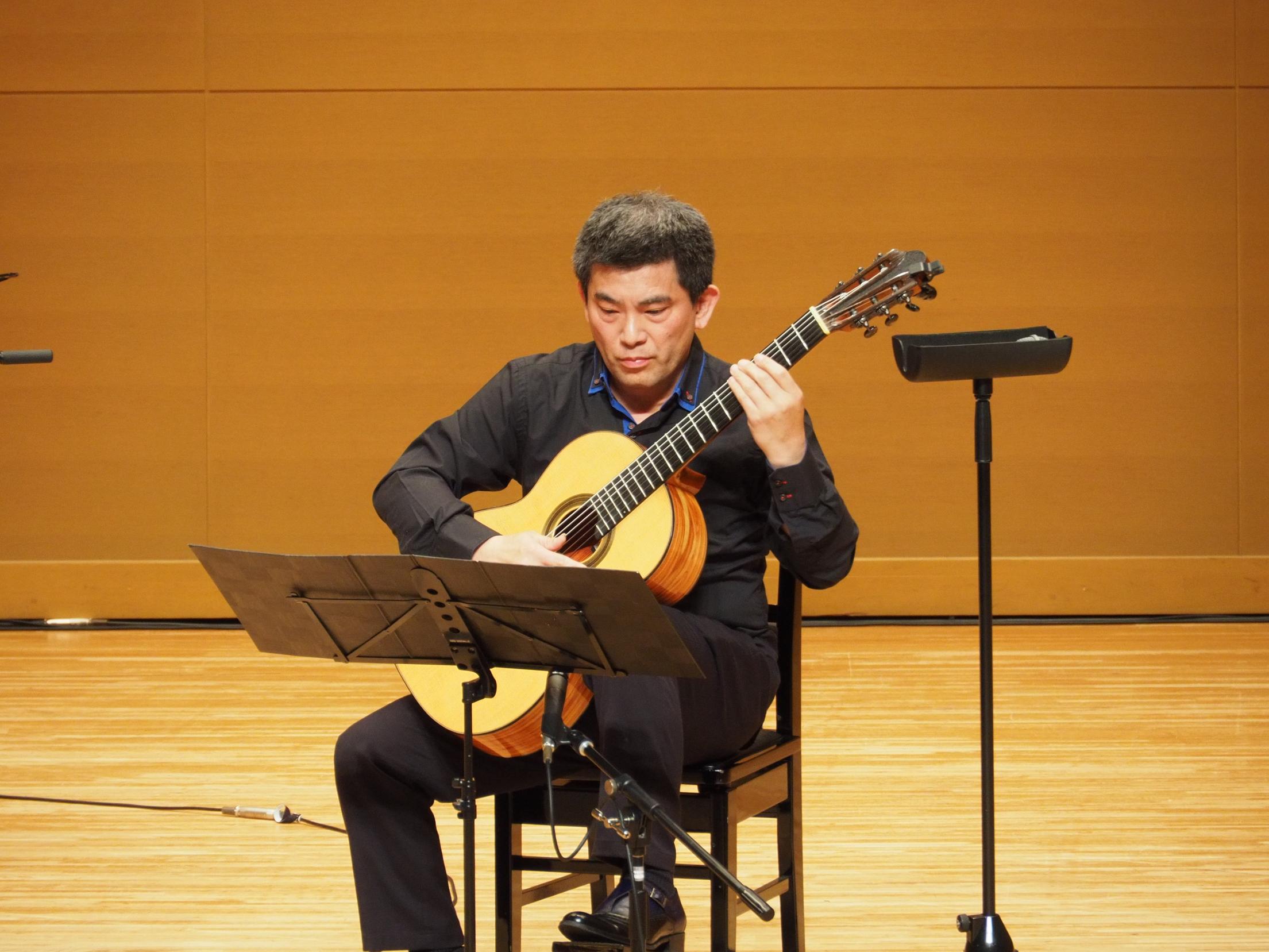 ギターを弾く様子