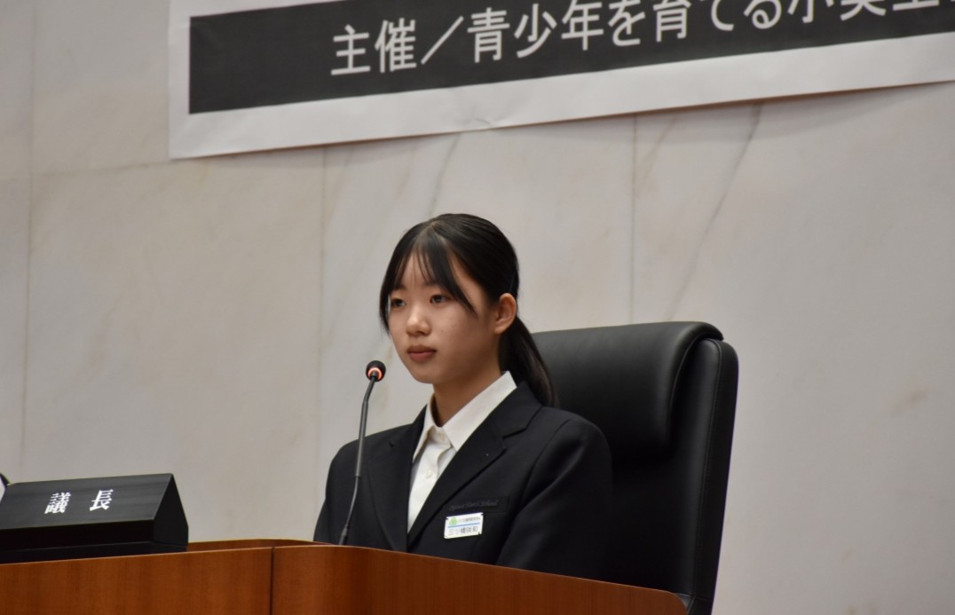 DSC_0126 前半議長を務めた生徒の写真