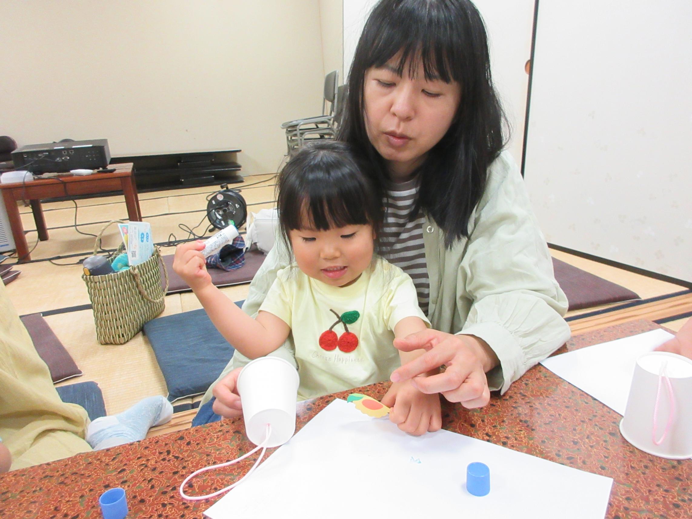のりで風鈴を飾る様子 のりで風鈴を飾る様子