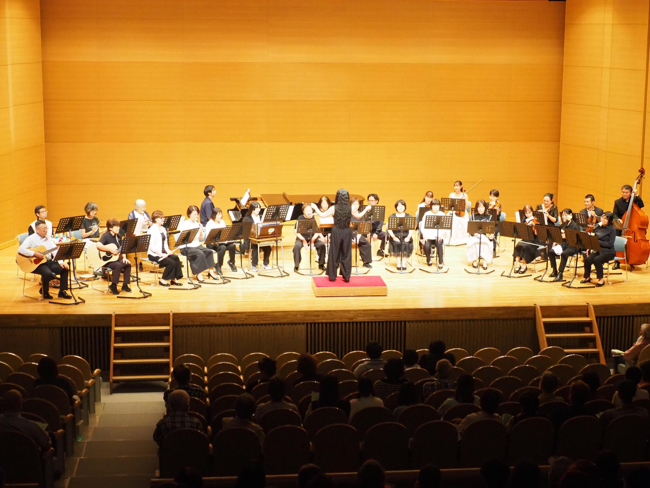 ポットラック楽団が演奏する様子 ポットラック楽団が演奏する様子
