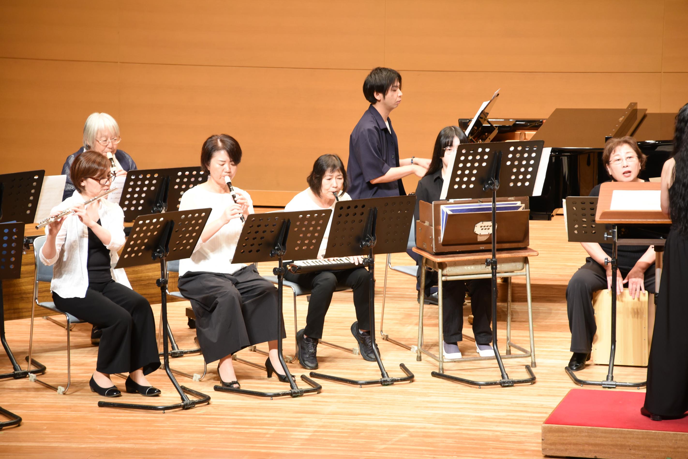 メンバーの演奏する様子 メンバーの演奏する様子
